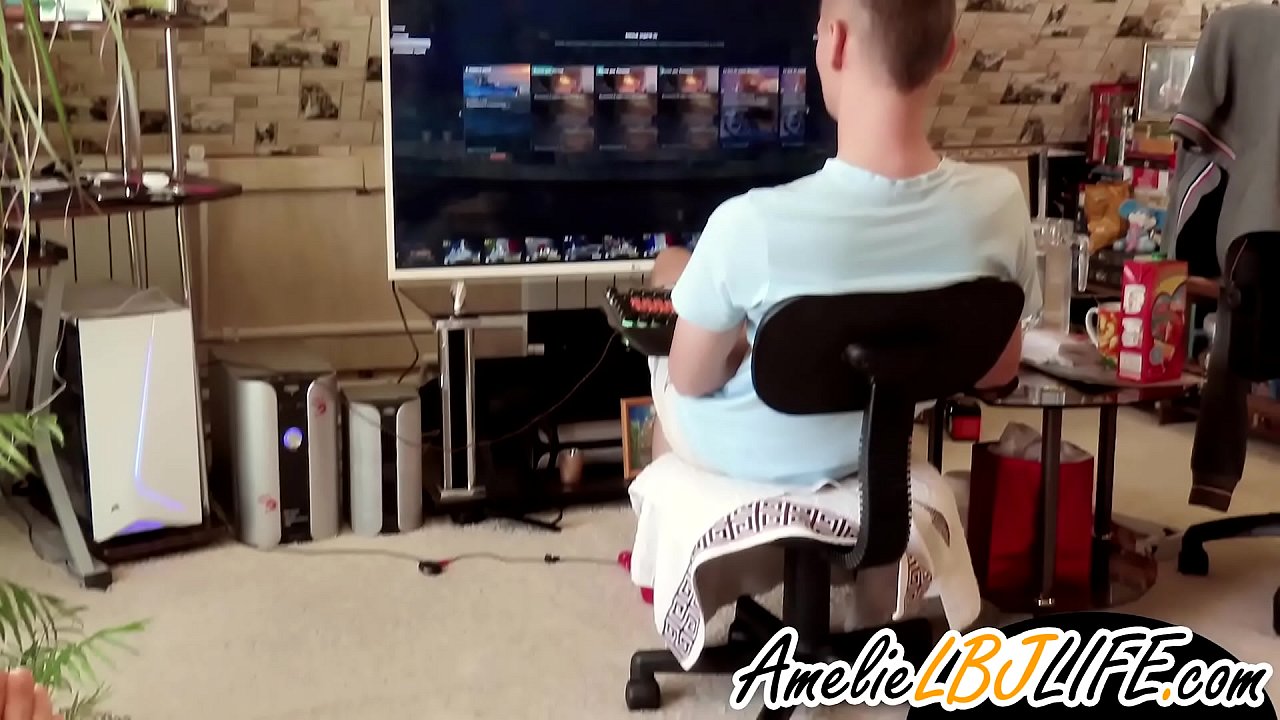 Девојка мастурбира со секс играчка за дечкото да игра компјутерски игри