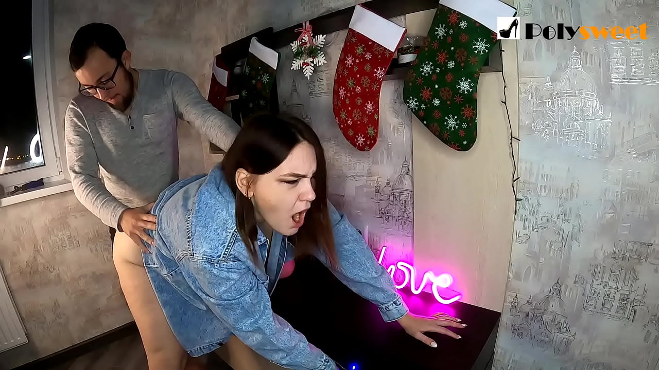 Типот уживаше да ебе згодна девојка со конска опашка во задникот со устата и курот